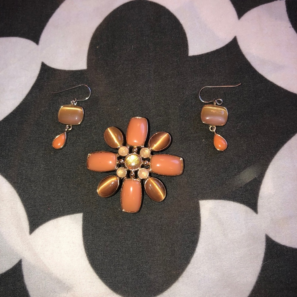 ⭐️ Matching dangle earring and broach set